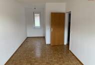 Hier wird hoher Wohnkomfort in ländlicher Gegend geboten! Hell und freundlich mit sonniger Loggia, viel Stauraum und kostenlosem Parkplatz direkt vor der Türe! Ab SOFORT verfügbar!
