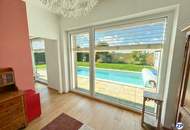 Passivhaus mit beheiztem Pool, Dachterrasse und separater Ordination – unverbaubarer Grünblick