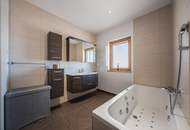 Lichtdurchflutete Dachwohnung mit Terrasse und privatem Garten