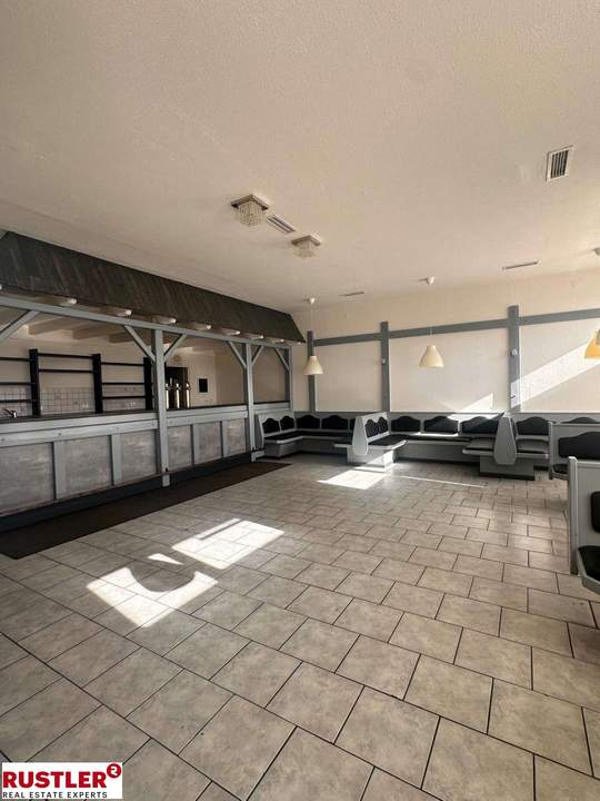 Südseitig, hell & flexibel - ehemalige Gastrofläche mit vielen Nutzungsmöglichkeiten