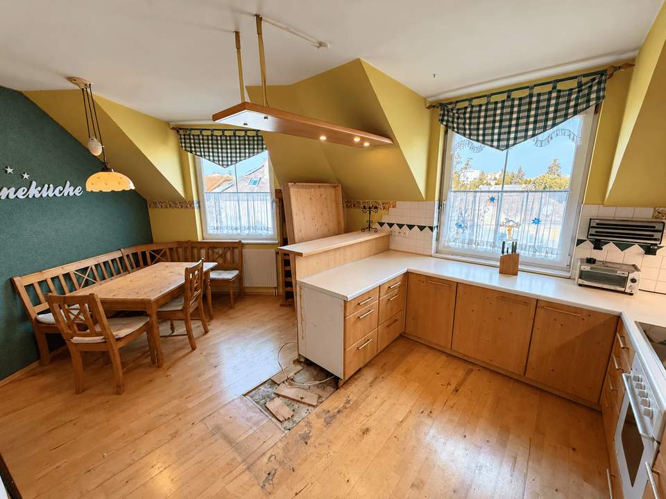 Eigentumswohnung mit ca. 88 m² Wohnfläche, Loggia mit Blick in den Garten und Tiefgaragenstellplatz!