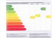 Linz-Oed: Dank vieler großer Fenster lichtdurchflutete 3-Zimmer-Wohnung mit Balkon & Autoabstellplatz in städtischer ruhiger Grünlage