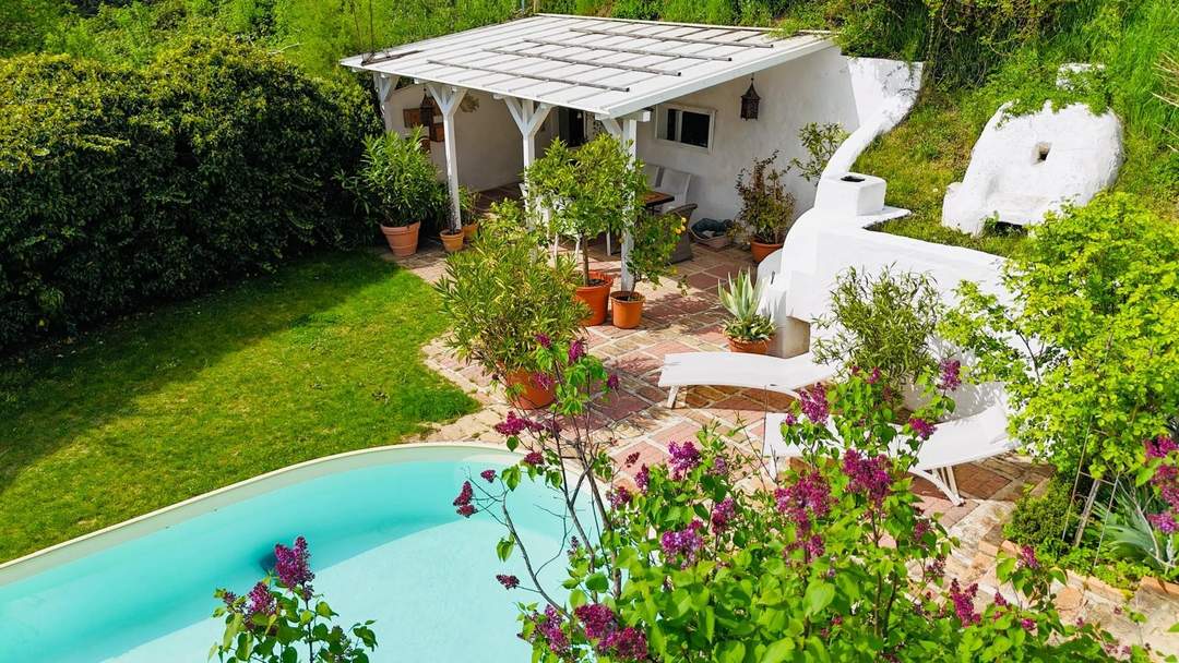 "Zwei Häuser, ein Paradies – Traumhaftes Anwesen mit Naturgarten und Pool"