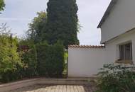 Einfamilienhaus mit Nebengebäuden und Garten