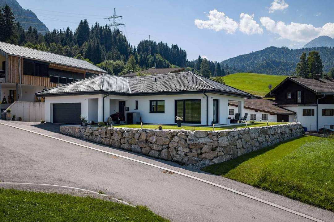 Architekten-Bungalow mit Alpenpanorama – barrierefrei, modern & einzigartig