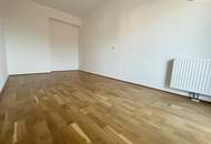 PERFEKT GEEIGNET für WGs oder auch SINGLE/PÄRCHEN die HOMEOFFICE machen! Toll aufgeteilte 3-Zimmer WOHNUNG im 5. OG (obersten) mit WEST-BALKON! Sofort verfügbar!