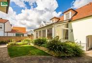 Geniales Stadthaus mit Pool, Poolhaus, großzügigem Wellnessbereich ... alles am neuesten Stand der Technik. Ein zusätzliches Büro/Lager von ca. 120m² als Nebengebäude ist vorhanden.