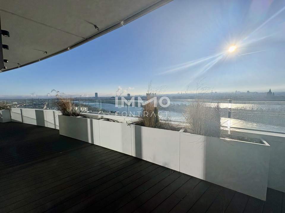 Außergewöhnlicher Balkon, Sonne fast den ganzen Tag, Ausblick wohin das Auge reicht: Neubau Erstbezug DANUBEFLATS