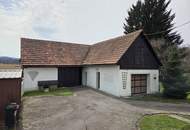 Älteres Dreigiebel- Wohnhaus samt zwei freistehenden Nebengebäuden sowie zwei Terrassen und großem Grundstück