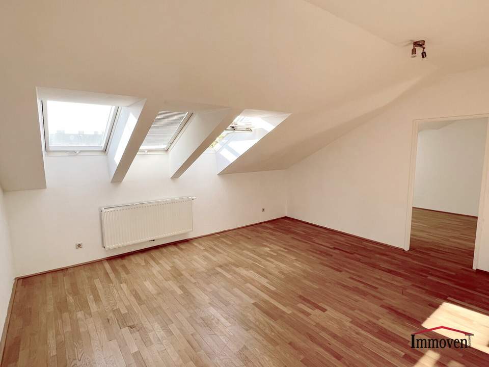 3-Zimmer-Dachgeschosswohnung in U-Bahnnähe!