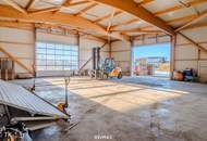 Halle mit Verladerampen