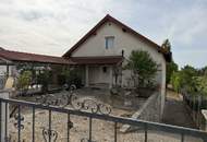 Außergewöhnliches Einfamilienhaus mit zwei Wohneinheiten, großem Garten und Gästehaus in Leobendorf