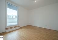 Helle 2 Zimmer Dachgeschosswohnung mit hofseitiger Terrasse - Abendsonne auf der eigenen Terrasse genießen! // ab 02/26 **VIDEO**