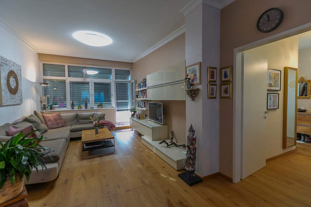 ***Wohlfühl-2-Zimmerwohnung mit großer Dachterrasse und Wintergarten inklusive TG-Platz***