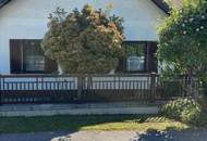 LIEBEVOLLER BUNGALOW MIT ATEMBERAUBENDEM GRUNDSTÜCK UND POOLBEREICH IN TRAUMHAFTER RUHELAGE MIT HERRLICHEM GRÜN- UND AUSBLICK IN UNMITTELBARER FELDRANDLAGE