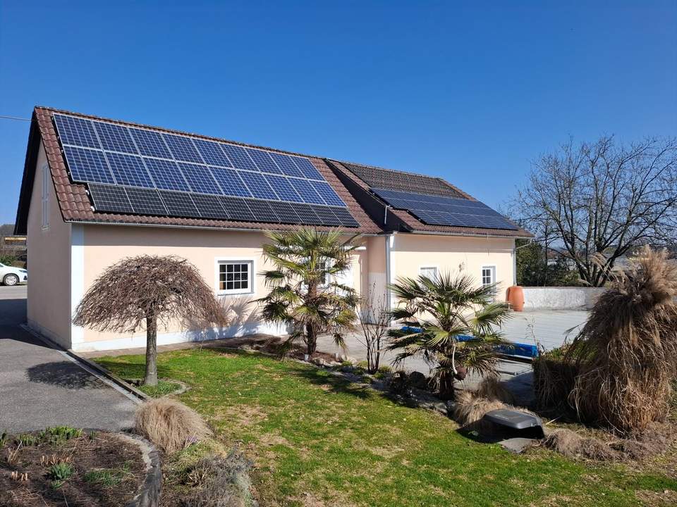 Großes Familienhaus mit Pool, 4 Garagen und extra Baugrundstück.