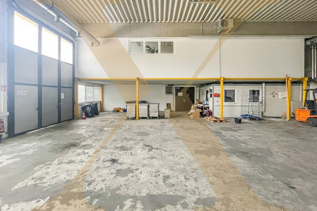 Funktionale Lagerhalle mit Falttor und Büroflächen in Leonding zu vermieten!