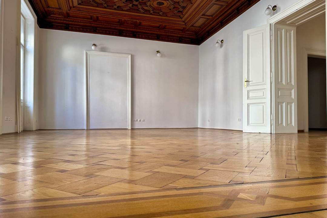 Großzügige Altbauwohnung mit kleinem Balkon in repräsentativen Stilaltbau