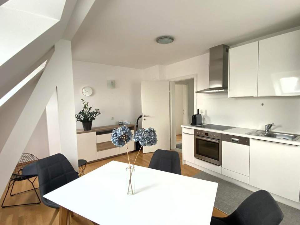 ***VOLLMÖBLIERTE Dachgeschosswohnung mit tollem Garten u. Garage***