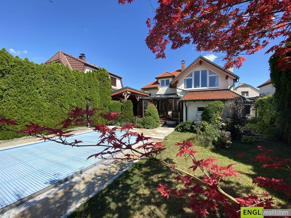 Sehr charmantes Einfamilienhaus mit traumhaftem Pool, Wintergarten, großem Carport und Garten mit einigen Extras