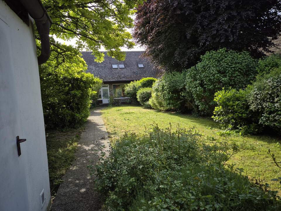 TOWNHOUSE MIT GARTEN UND GARAGE