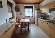 EIN- ZWEIFAMILIENHAUS MIT ZWEI EINGÄNGEN UND 3 GARAGEN