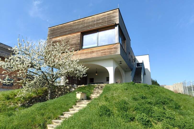 ++ TRAUMBLICK über den gesamten Neusiedler See ++ Architektenvilla mit weitläufigem Garten und traumhaftem Seeblick in idyllischer Lage! + Teilung und weitere Bebauung des Grundstückes möglich, Haus-kauf, 899.000,€, 7072 Eisenstadt-Umgebung