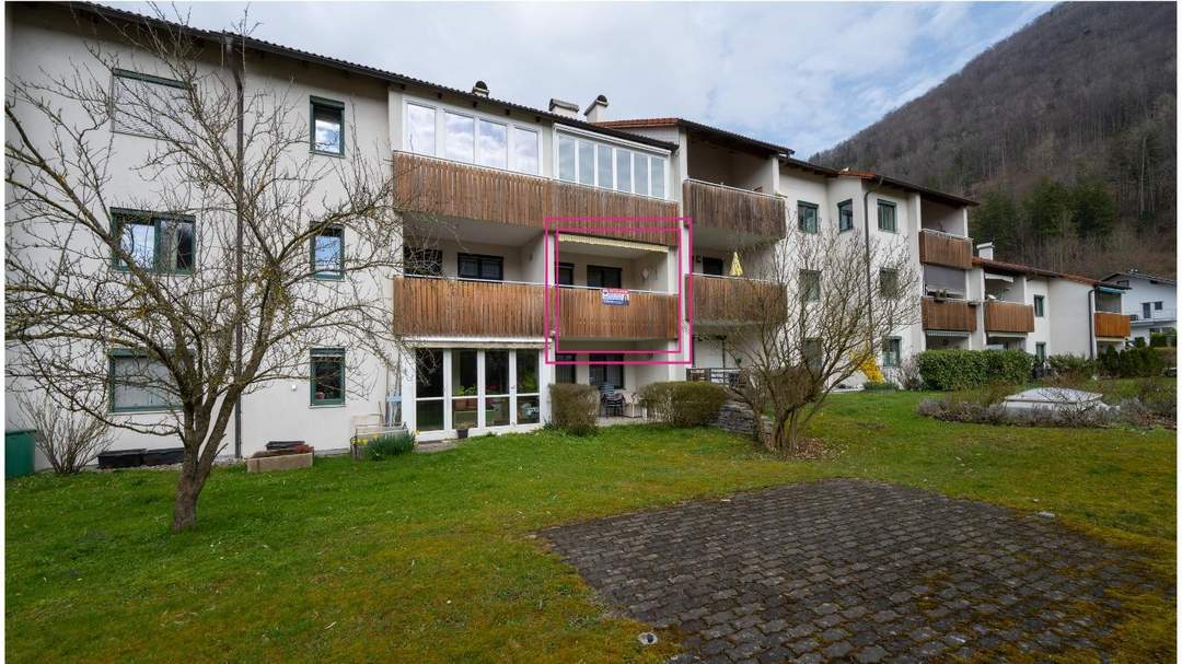 Gepflegte Wohnung mit Küche und Loggia und TG-Stellplatz in zentraler Lage!