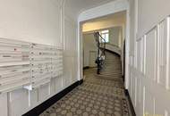 ROHDIAMANT IN TOPLAGE! U6 DIREKT. SANIERUNGSBEDÜRFTIGE 3,5 ZIMMER. FISCHGRÄTPARKETT.