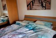 Modernes Wohnen im Holzhaus! Möblierte 3 Raumwohnung mit Balkon &amp; Carport am grünen Ortsrand!