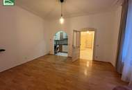 BEI DER ECKE NEUBAUGASSE! LEISTBARE GEBRAUCHTWOHNUNG IN HOFRUHELAGE! SCHÖNES ALTBAUHAUS! SEHR ZENTRAL! Für Eigennutzer aber auch Anleger.