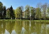Prunkvolles Schloß mit Park und Schloßteich