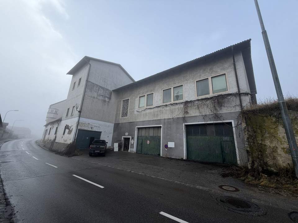 Projektliegenschaft mit Hallen im Erdgeschoss und Büroflächen im Obergeschoss