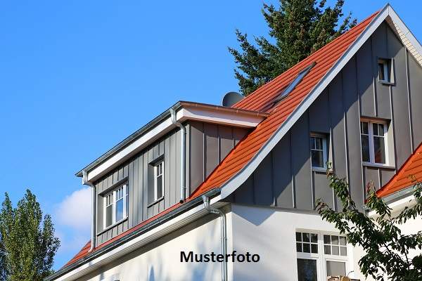 Einfamilienhaus mit Nebengebäuden