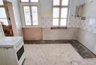 Wer nicht auf schlüsselfertig steht, ist hier richtig! 4-Zimmer Wohnung - Selbst Gestalten! Sanierungsbedürftige Altbauwohnung! U-Bahn ums Eck + Traumhaft renoviertes Altbauhaus + Optimalste Infrastruktur und Anbindung!