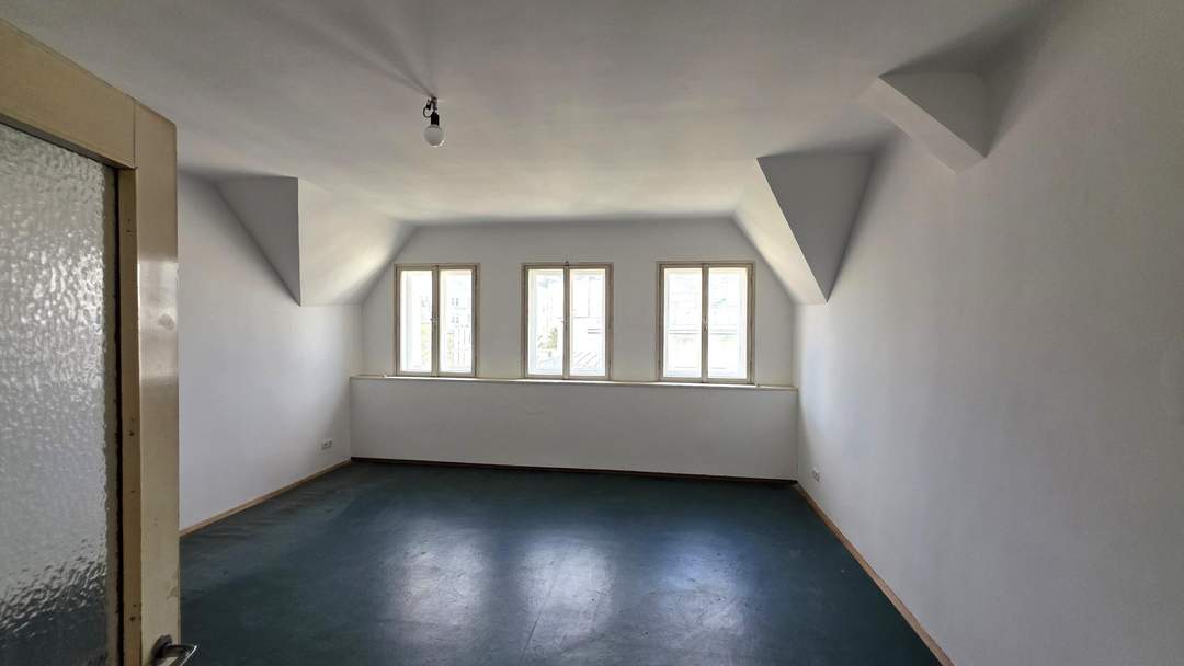 Sanierungsbedürftige DG-Wohnung mit Potential (bis 215m²) - Nähe U3 und U4