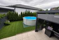 Neuwertige Reihenhaus- Wohnung mit Eigengarten, Dachterrasse und zwei Garagenplätzen.