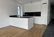 Top-Wohnung mit Riesenterrasse, Küche und Garage im Zentrum