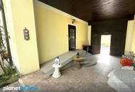 Ebenerdiges Wohnhaus inklusive Einliegerwohnung und romantischem Bauerngarten!