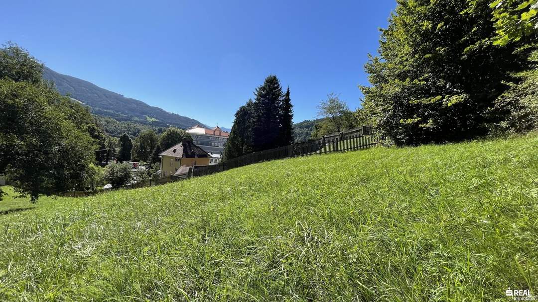 Ihr Logenplatz in der Künstlerstadt Gmünd: Sonniges Baugrundstück in süd-östlicher Ausrichtung