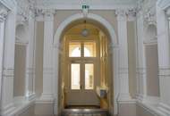 Großzügige Altbauwohnung mit kleinem Balkon in repräsentativen Stilaltbau