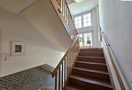 Wohnhaus mit 2.200m² großem Grundstück, Halle und Garagen