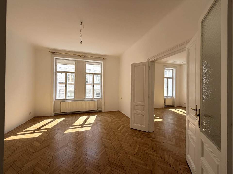 Großzügige 5-Zimmer-Altbauwohnung mit Balkon // Spacious 5-Room Period Apartment with Balcony //