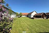 Bauernhof mit großem Nebengebäude und Garten