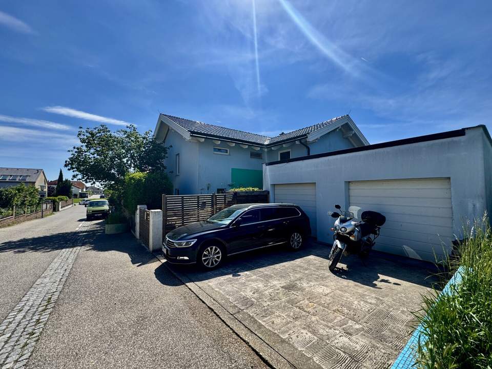 GROSSZÜGIGE VILLA IN BOCKFLIEß MIT 11 ZIMMER, POOL, DOPPELGARAGE UND WUNDERSCHÖNEM GARTEN