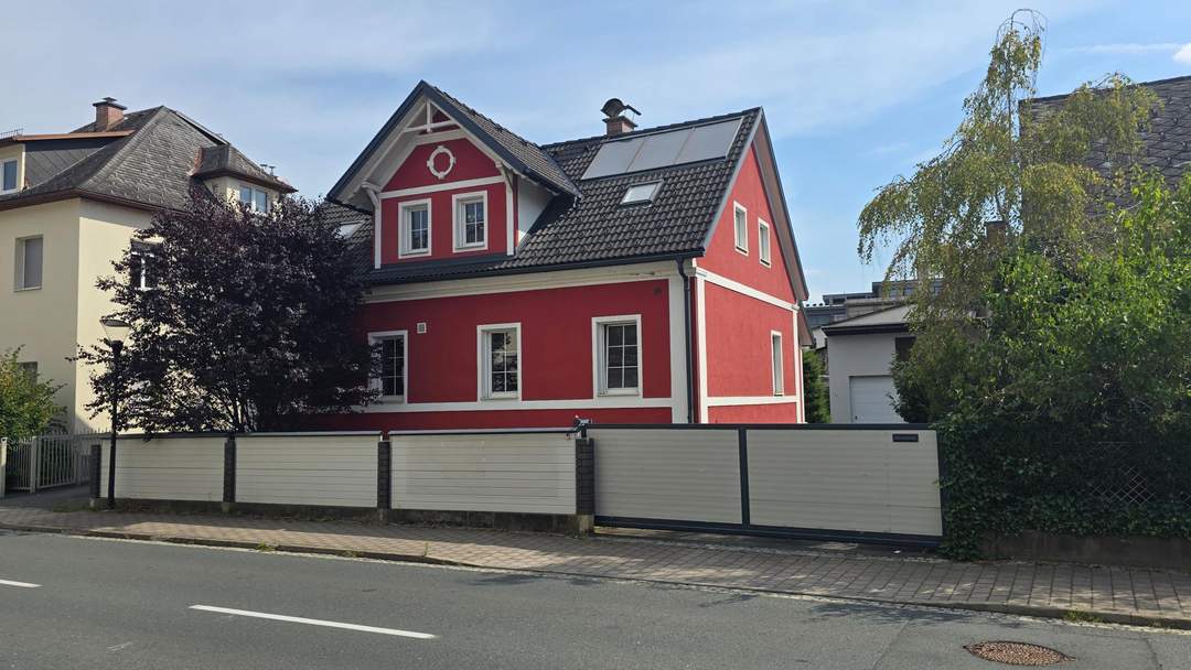 Einfamilienhaus mit Pool, Garagen &amp; großem Zukunftspotenzial in bester Leibnitzer Lage