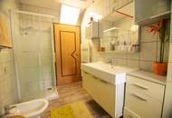 Großes Wohnhaus mit Heurigenlokal / 5 Gästezimmern und einem Miethaus