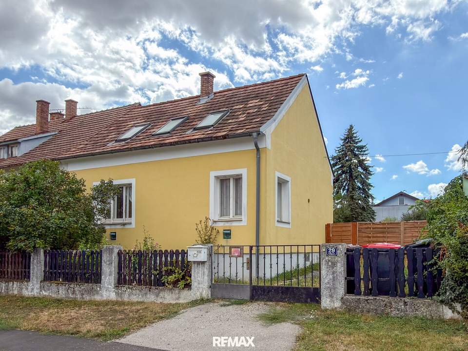 Solides Einfamilienhaus mit Potential auf großem Grundstück