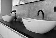 Zuhause ankommen: Traumhaus mit Salzwasserpool und moderner Gartengestaltung.