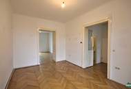 Schöner 2-Zimmer-Altbau mit hofseitigem Schlafzimmer und Balkon